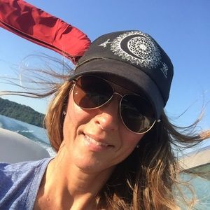 Meet your Posher, Lora